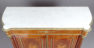 konstrukcja mahoniowa, intarsje z różnych gatunków drewna, mosiądz, blat marmur, kon. XIX w.
